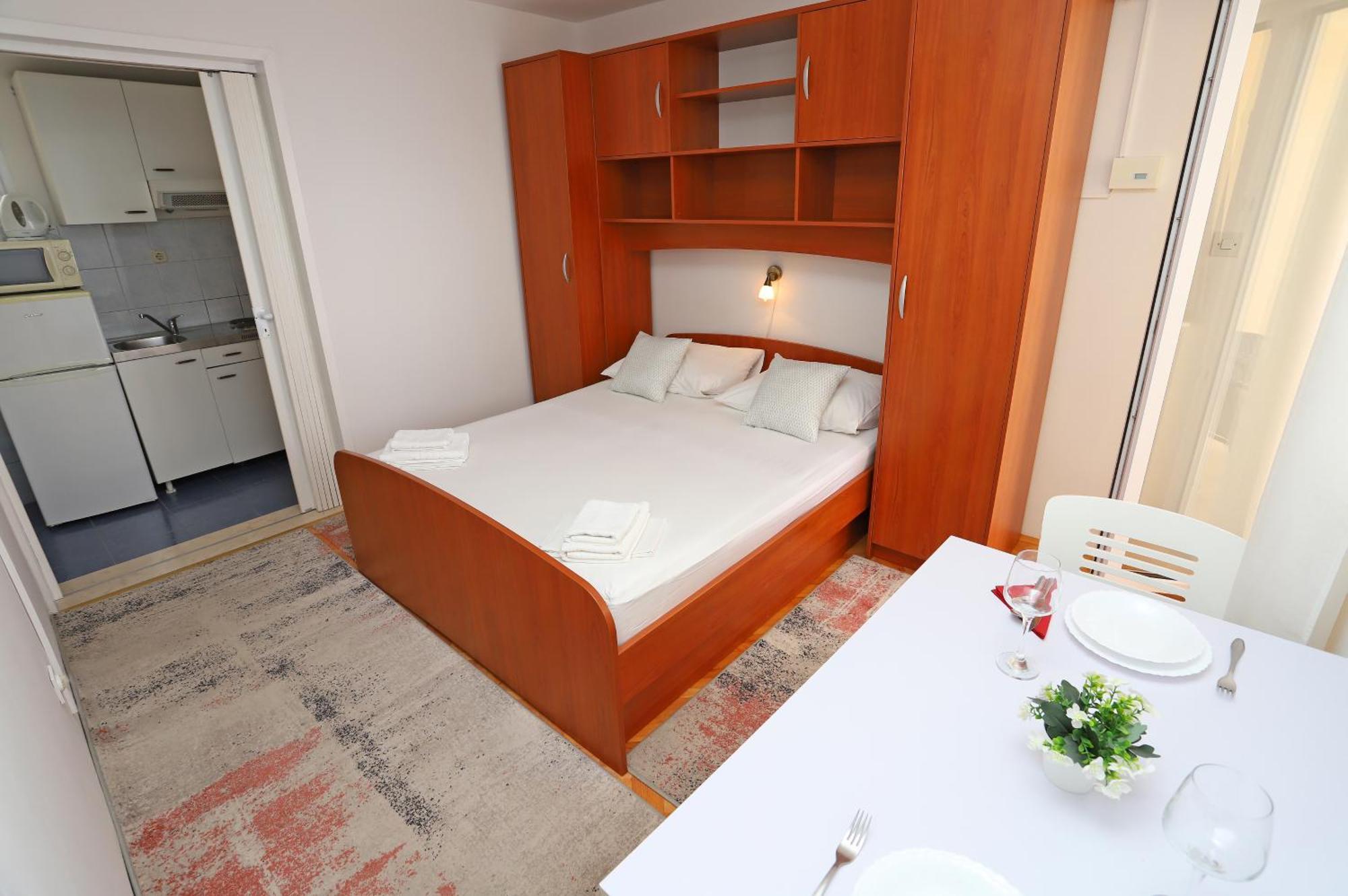 Apartments Edita & Robert 로크바 로고즈니차 외부 사진