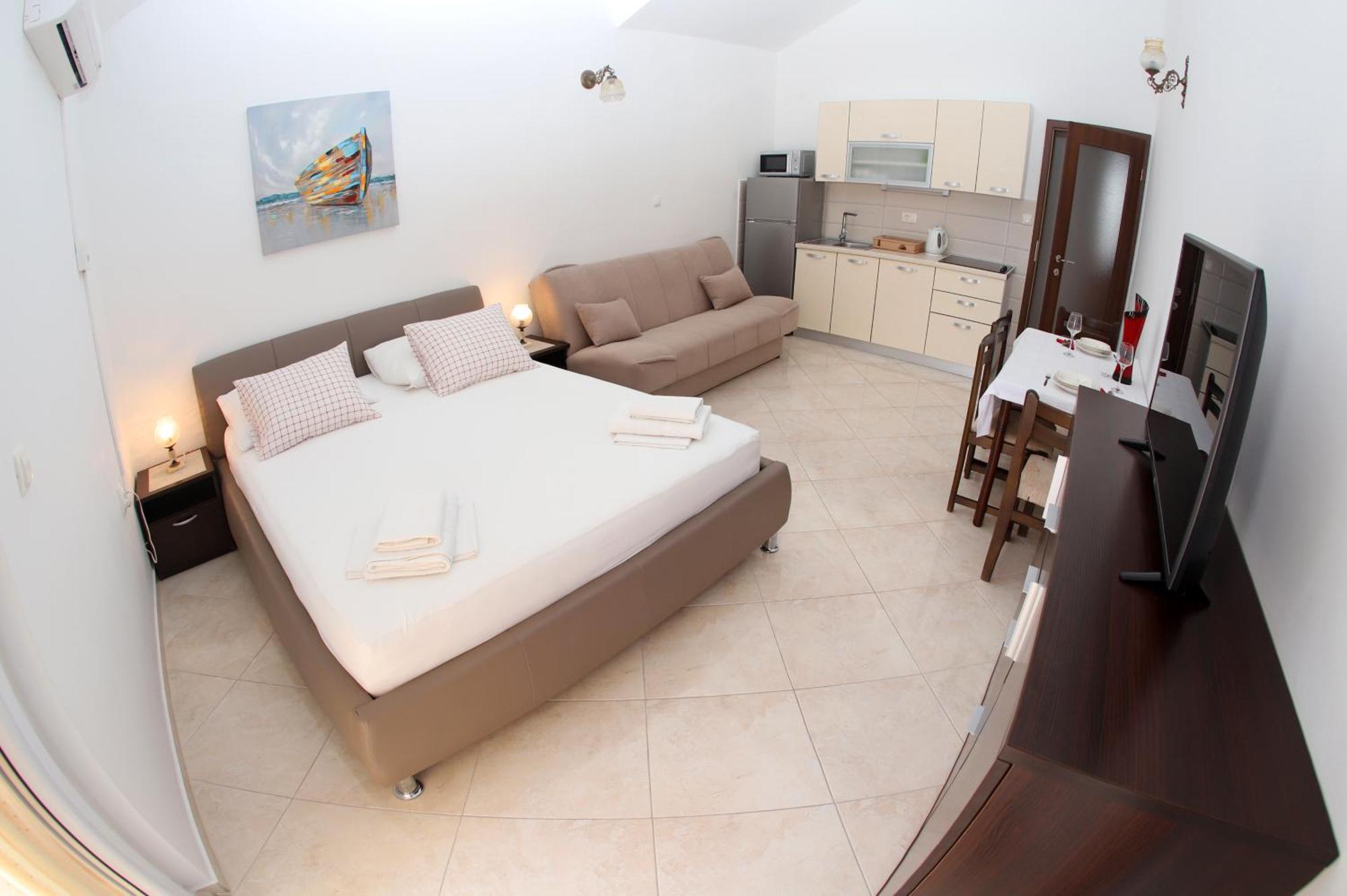 Apartments Edita & Robert 로크바 로고즈니차 외부 사진